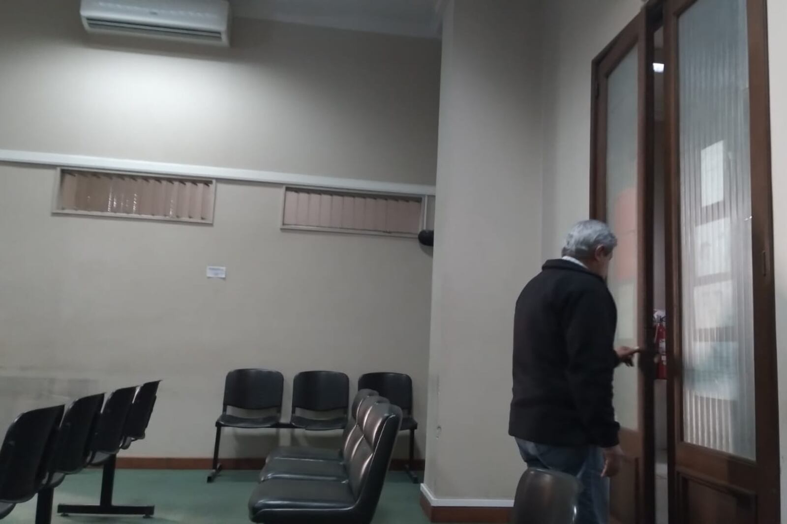 El policía retirado Miguel Verón, tras declarar en el juicio.