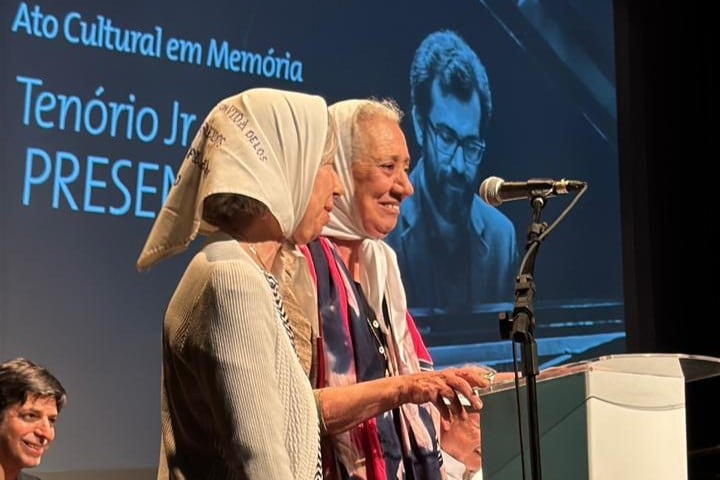 Al micrófono, Sara Mrad, Madre de Plaza de Mayo de la Filial Tucumán, junto a Irene Molinari de la filial Mar del Plata