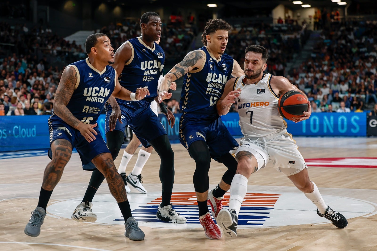 Campazzo manejó los ritmos del partido ante su exequipo