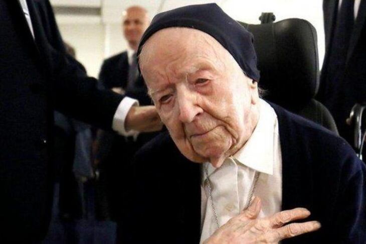 Nacida en el seno de una familia protestante no practicante, la religiosa tomó los hábitos tardíamente, en la congregación de las Hijas de la Caridad.