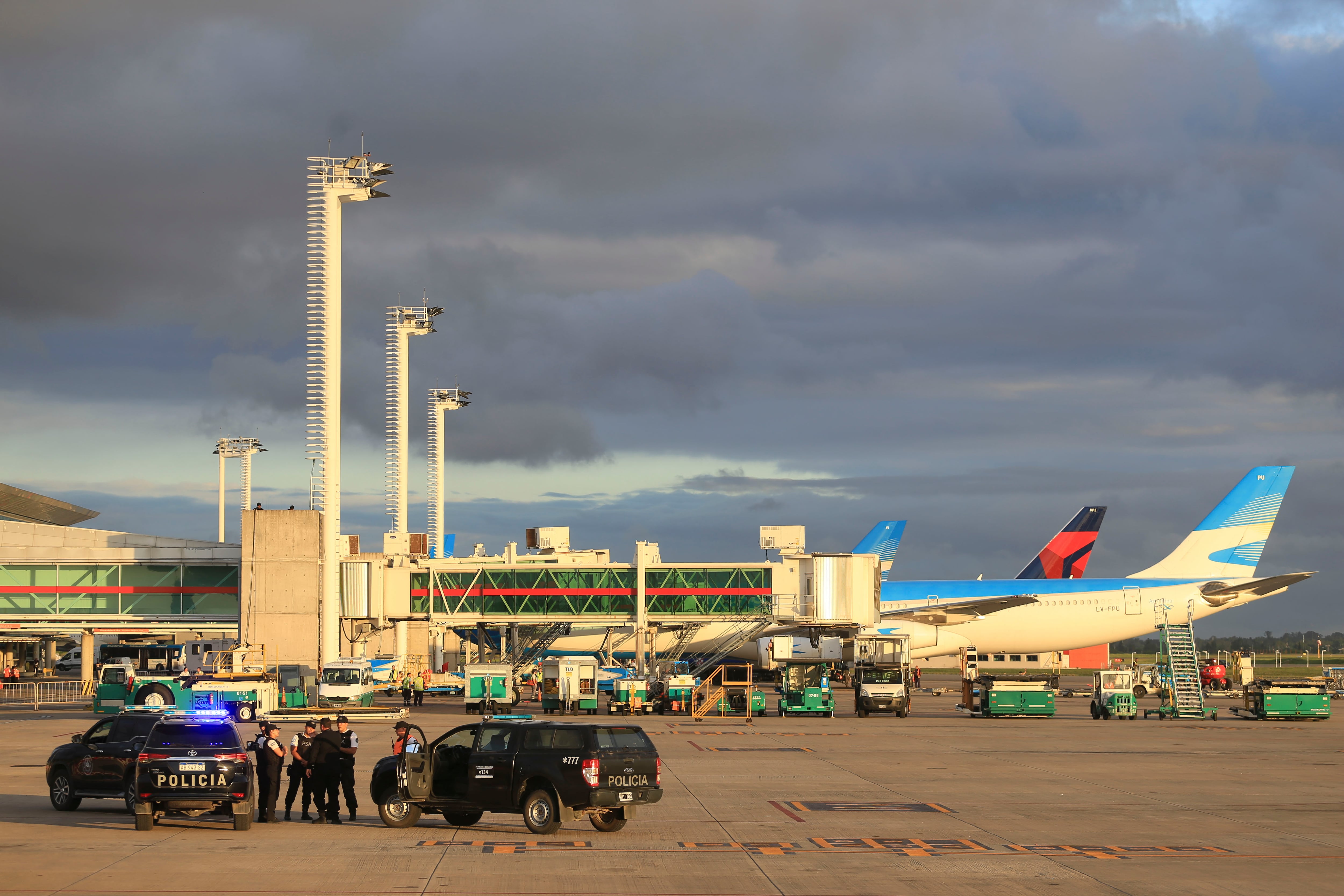 Mario Meoni (izquierda) definió el nuevo protocolo tras reunirse con su par de Turismo y Deportes, Matías Lammens (derecha). 
