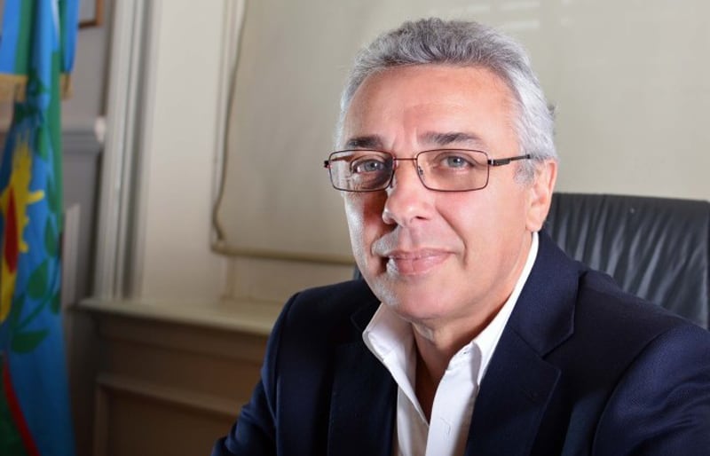 El jefe comunal está preocupado por la baja de la recaudación y presentó un plan a la gobernación para que se reactiven ciertas industrias.