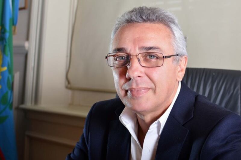 El jefe comunal está preocupado por la baja de la recaudación y presentó un plan a la gobernación para que se reactiven ciertas industrias.