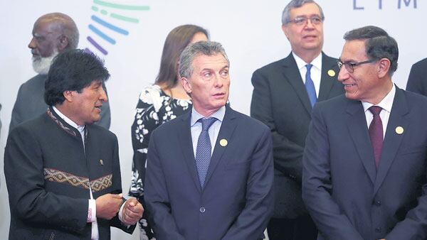 Mauricio Macri durante la tradicional “foto de familia”, al lado del mandatario de Bolivia, Evo Morales.
