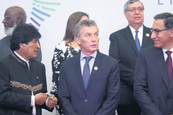 Mauricio Macri durante la tradicional “foto de familia”, al lado del mandatario de Bolivia, Evo Morales.