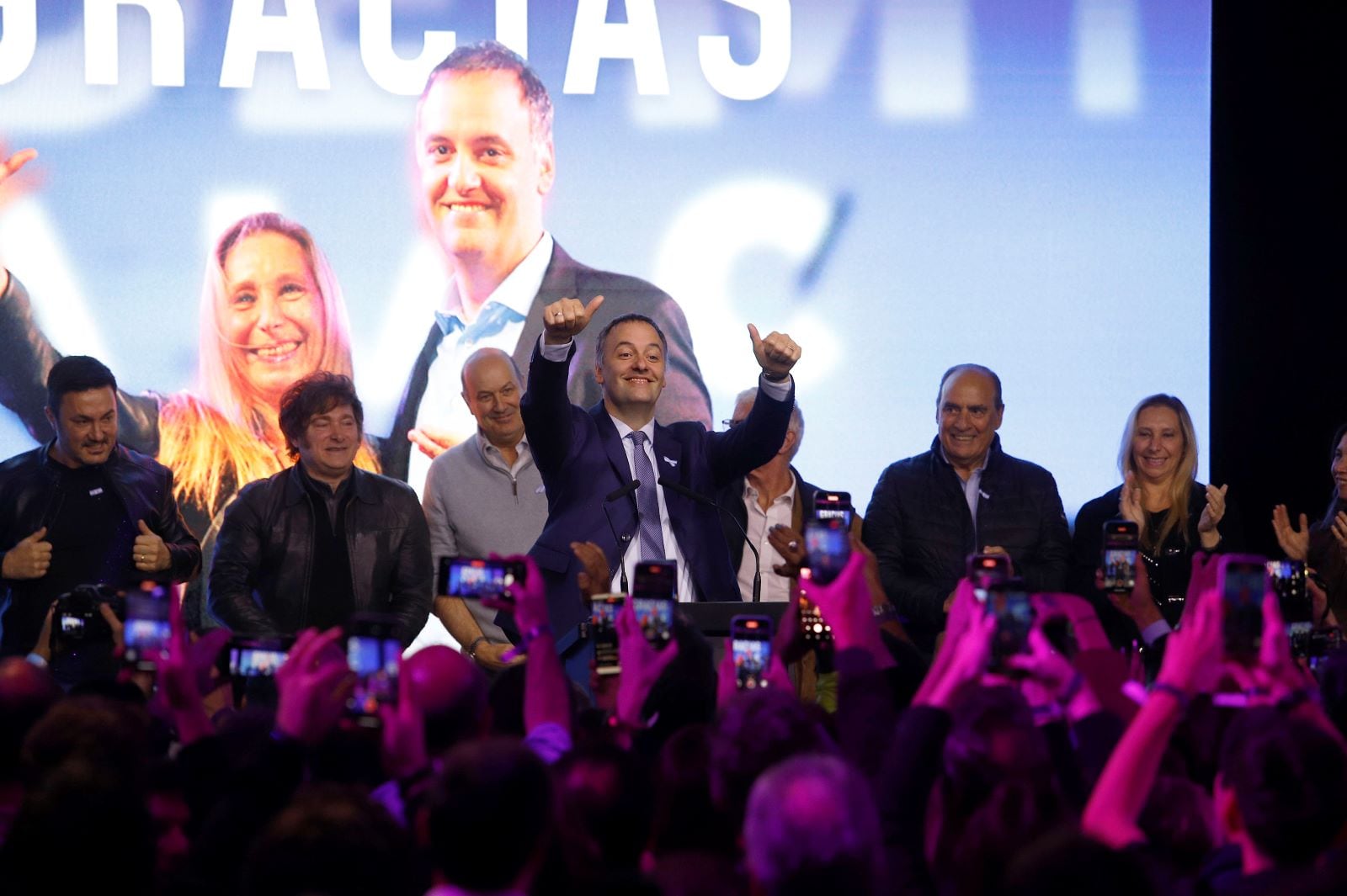 Adorni, festejando con todo el gabinete nacional