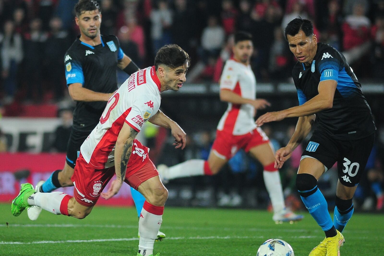 Mazzantti se escapa de la marca de Sigali, que salió lesionado