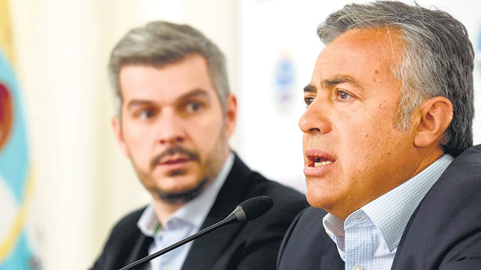 El jefe de Gabinete, Marcos Peña, y el gobernador de Mendoza y jefe de la UCR, Alfredo Cornejo.