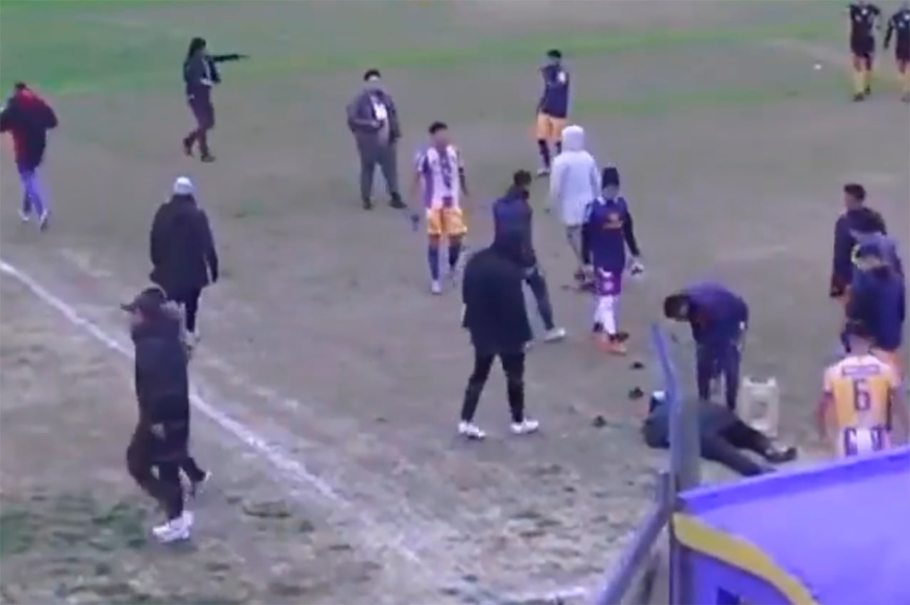 Ventura, en el piso tras el ataque.