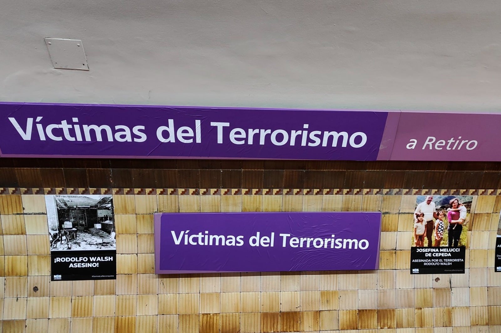 Negacionistas borraron el nombre de Rodolfo Walsh en la estación que le rinde homenaje.