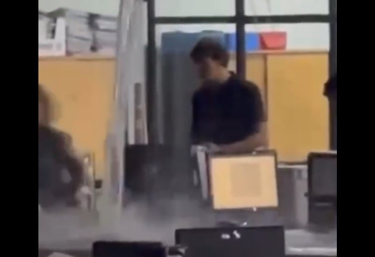 Una impactante imagen del agua ingresando a la Administración Provincial de Impuestos