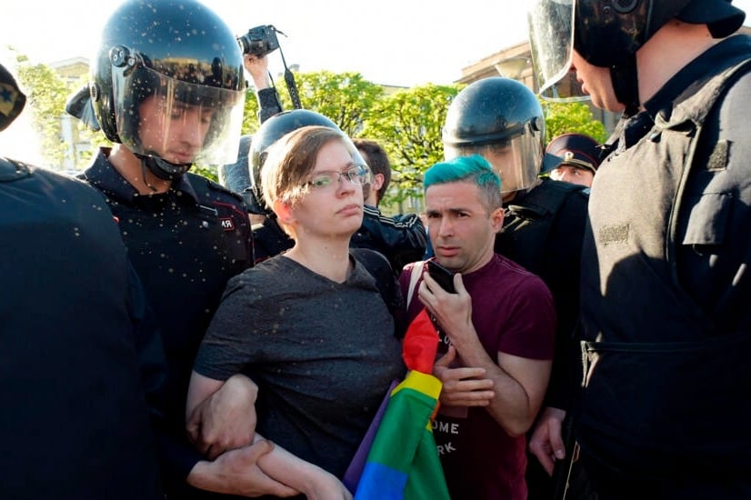 La policía detiene a un manifestante durante una marcha del Día contra la Homofobia en San Petersburgo en 2019.