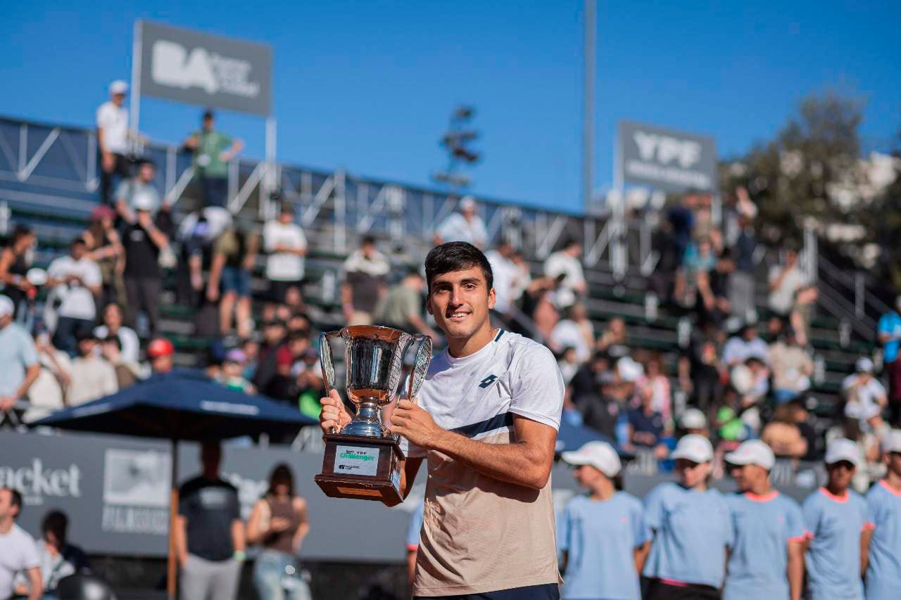 Burruchaga con el trofeo en la cancha central del Racket Club
