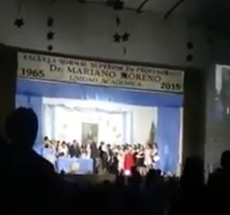 El momento en que Matías Tedesco subióa recibir medalla y diploma con la "Los muchachos peronistas" de fondo.