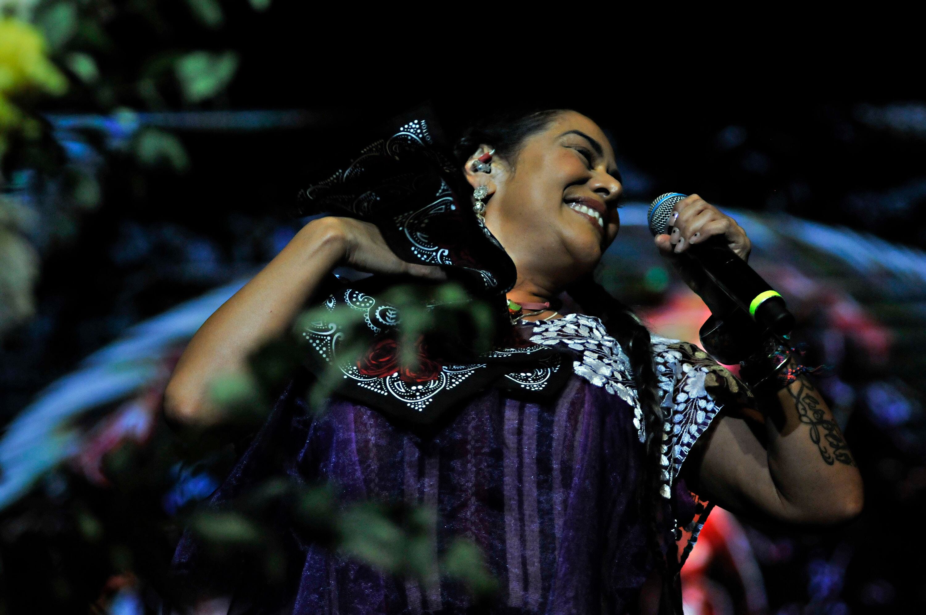 Lila Downs comandó una ceremonia colectiva que terminó a puro festejo.