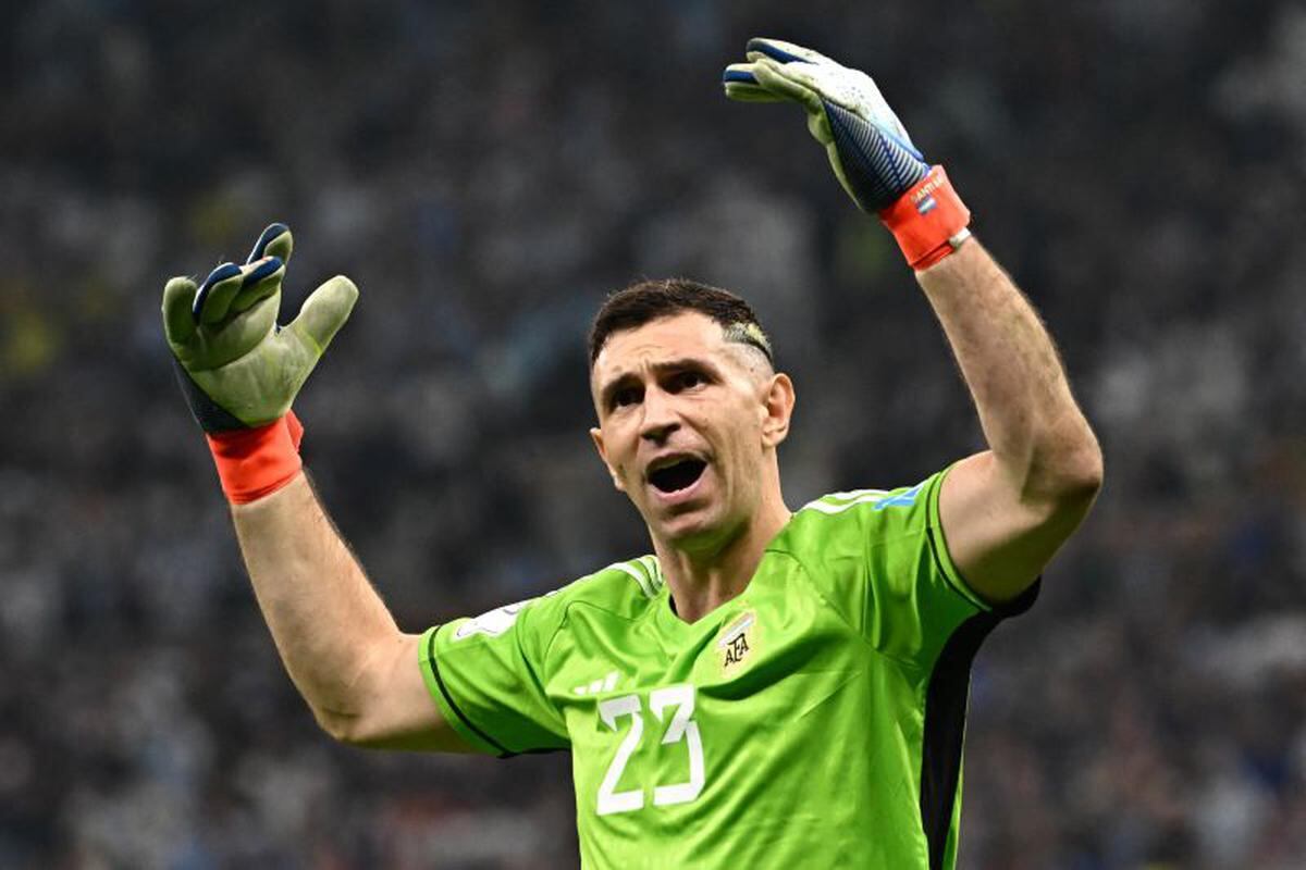 Dibu Martínez se subió por primera vez al podio