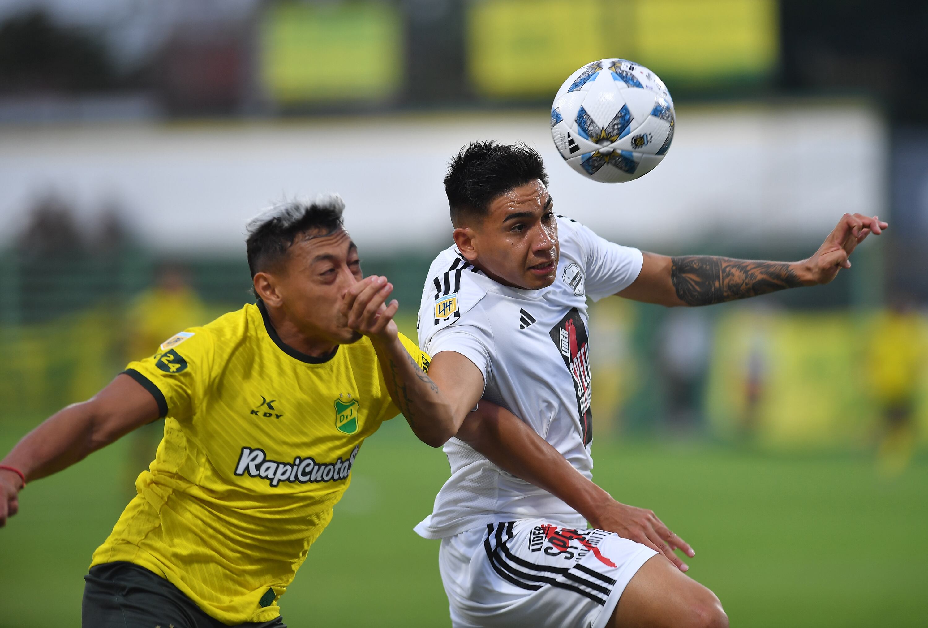 Defensa intentó en el Tomaghello. Riestra luchó.
