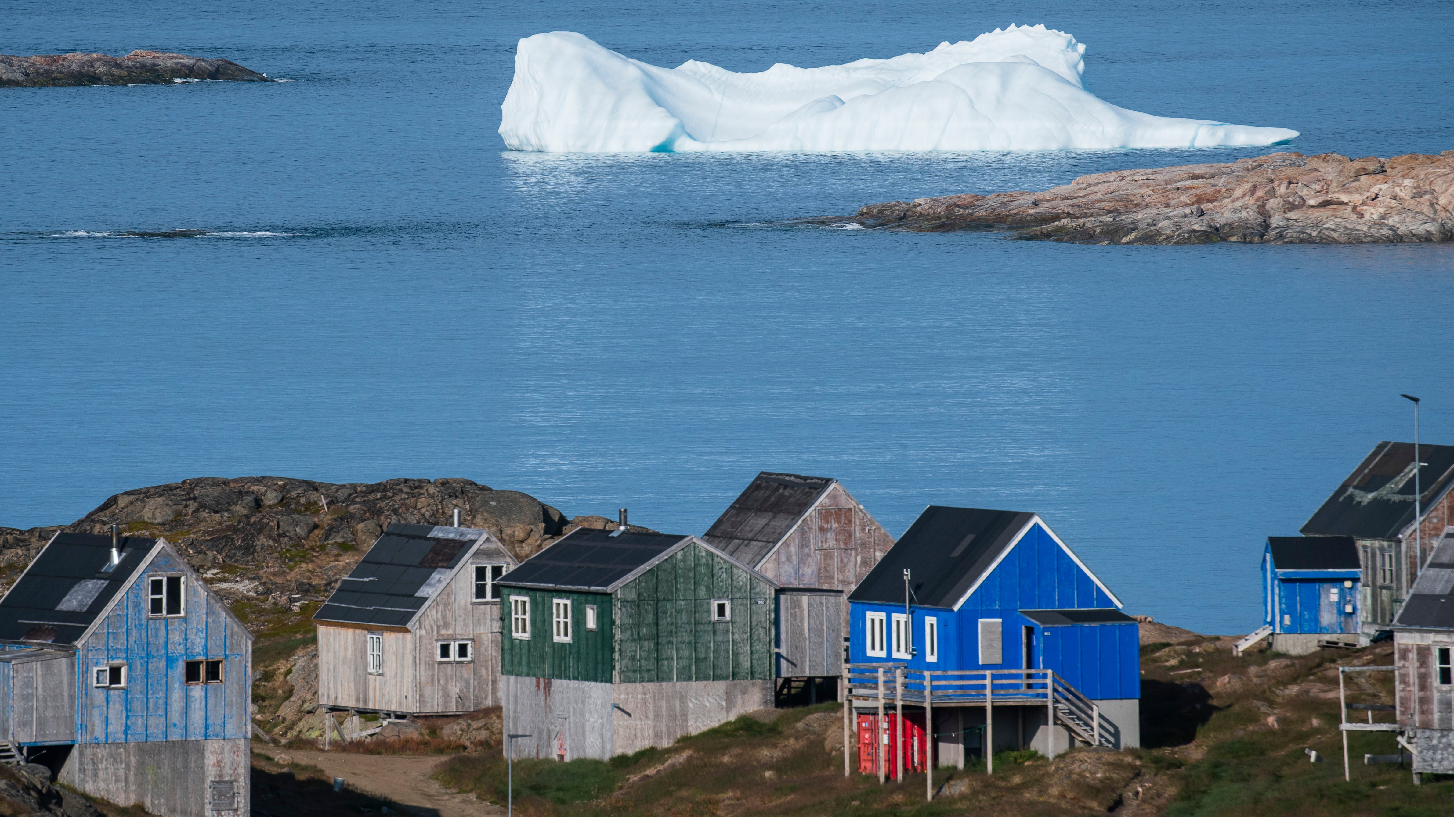 Un bloque de hielo flota delante del pueblo de Kulusuk, Groenlandia, esta semana.