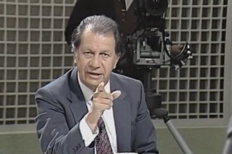 Lagos señala a Pinochet con su dedo, la noche del 25 de abril de 1988.