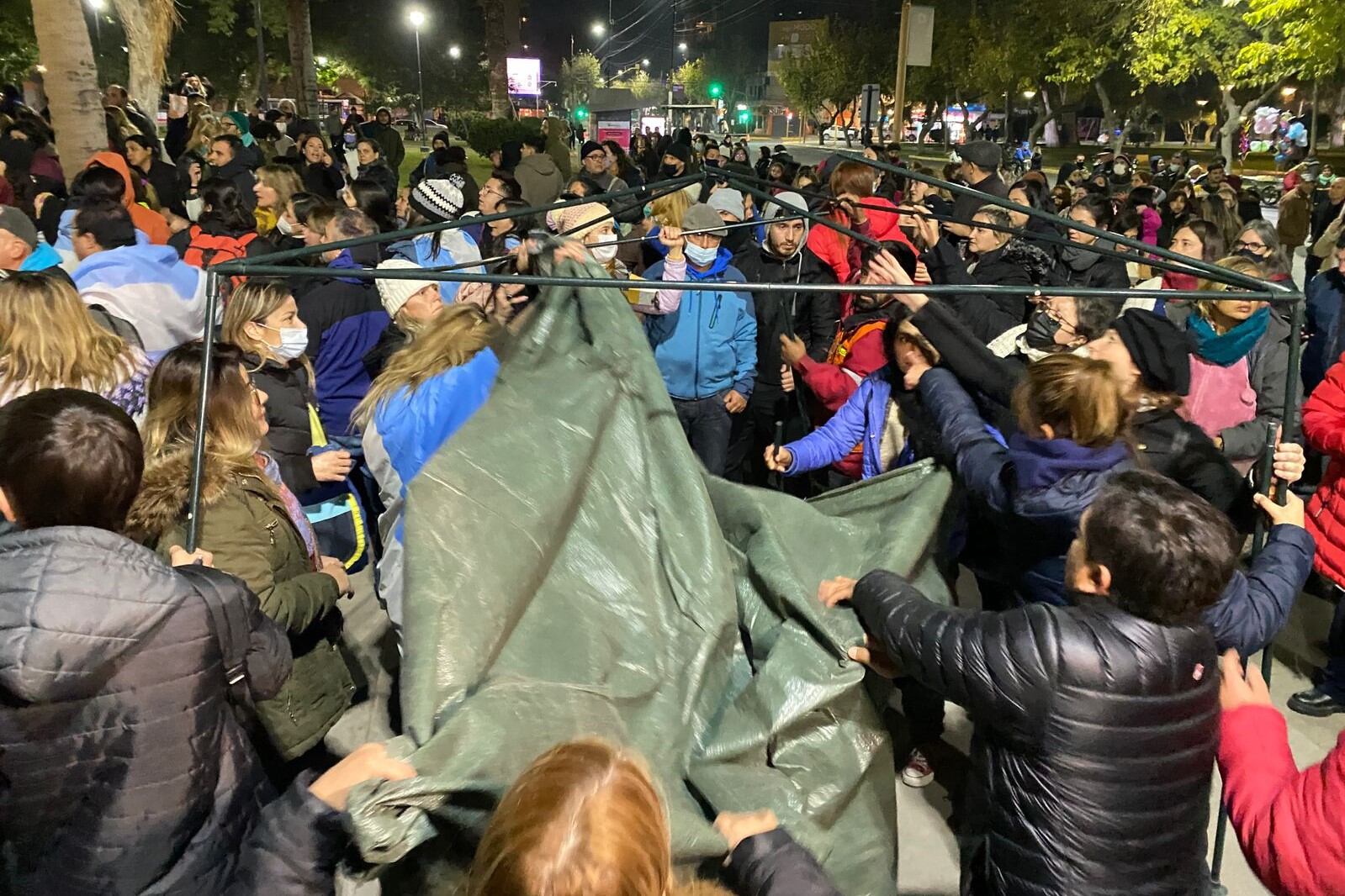 Los docentes autoconvocados quisieron instalar un gazebo pero la policía lo impidió.