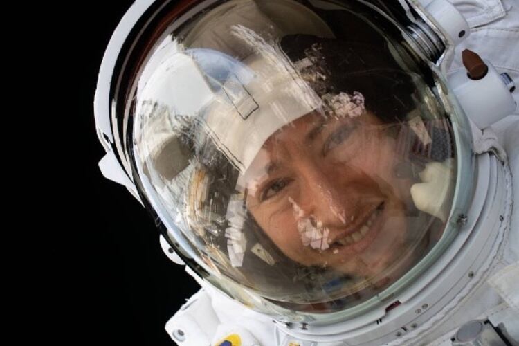 Meir protagonizó la primera caminata espacial ciento por ciento femenina de la historia.