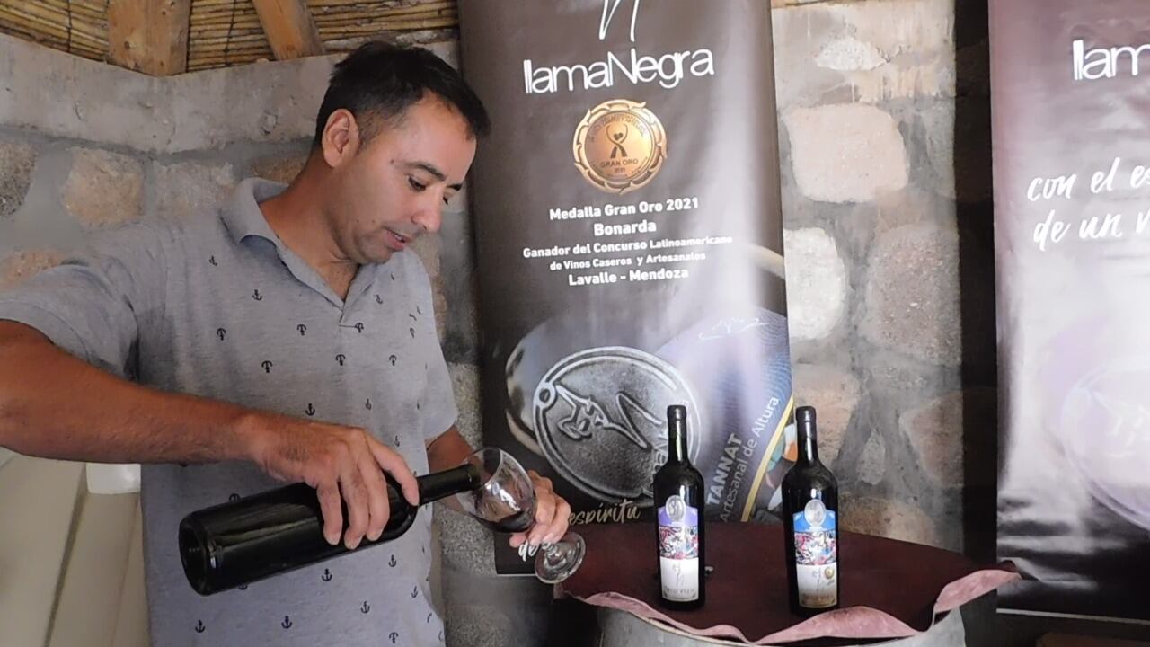 Kurt Carrizo en el interior de la pirámide de adobe, ícono de Llama Negra.