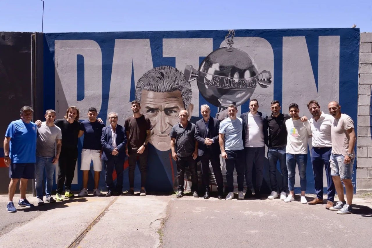 Dirigentes y ex jugadores posan en el mural dedicado al "Patón" Bauza