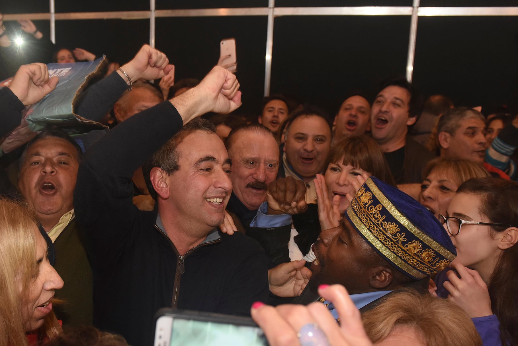 Javkin salió poco después de las nueve de la noche a proclamarse ganador.