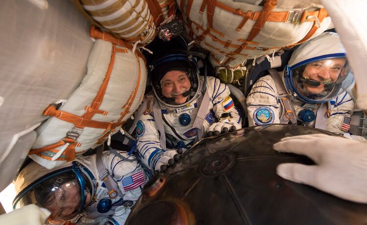 Yurchikhin (centro) en uno de sus viajes al espacio.