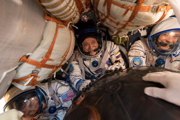 Yurchikhin (centro) en uno de sus viajes al espacio.