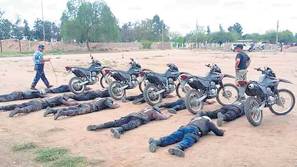 Con la vara, el instructor va recorriendo los cuerpos de los cadetes y al que se mueve lo apalea.