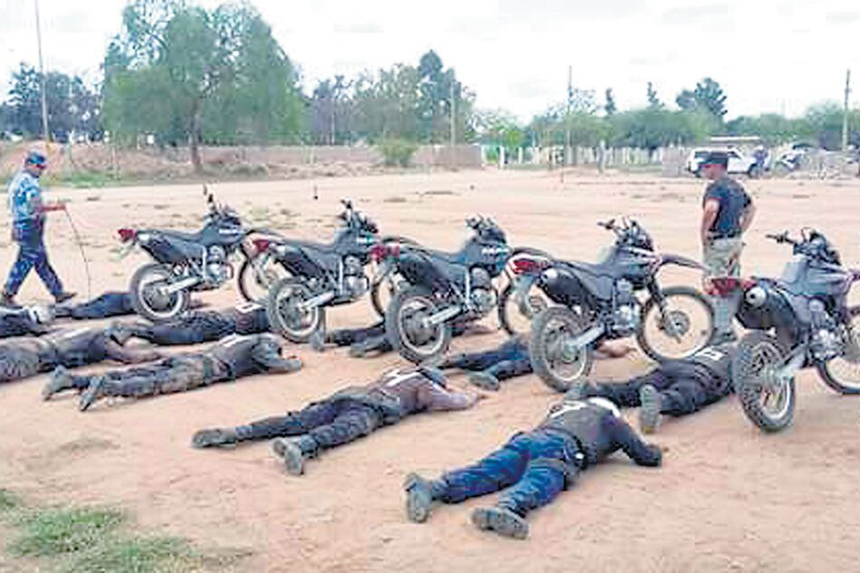 Con la vara, el instructor va recorriendo los cuerpos de los cadetes y al que se mueve lo apalea.