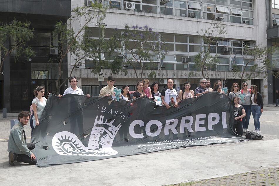 Frente a los Tribunales, reclamo de justicia por Claudio Romano. Detrás, la Cámara de Apelaciones.