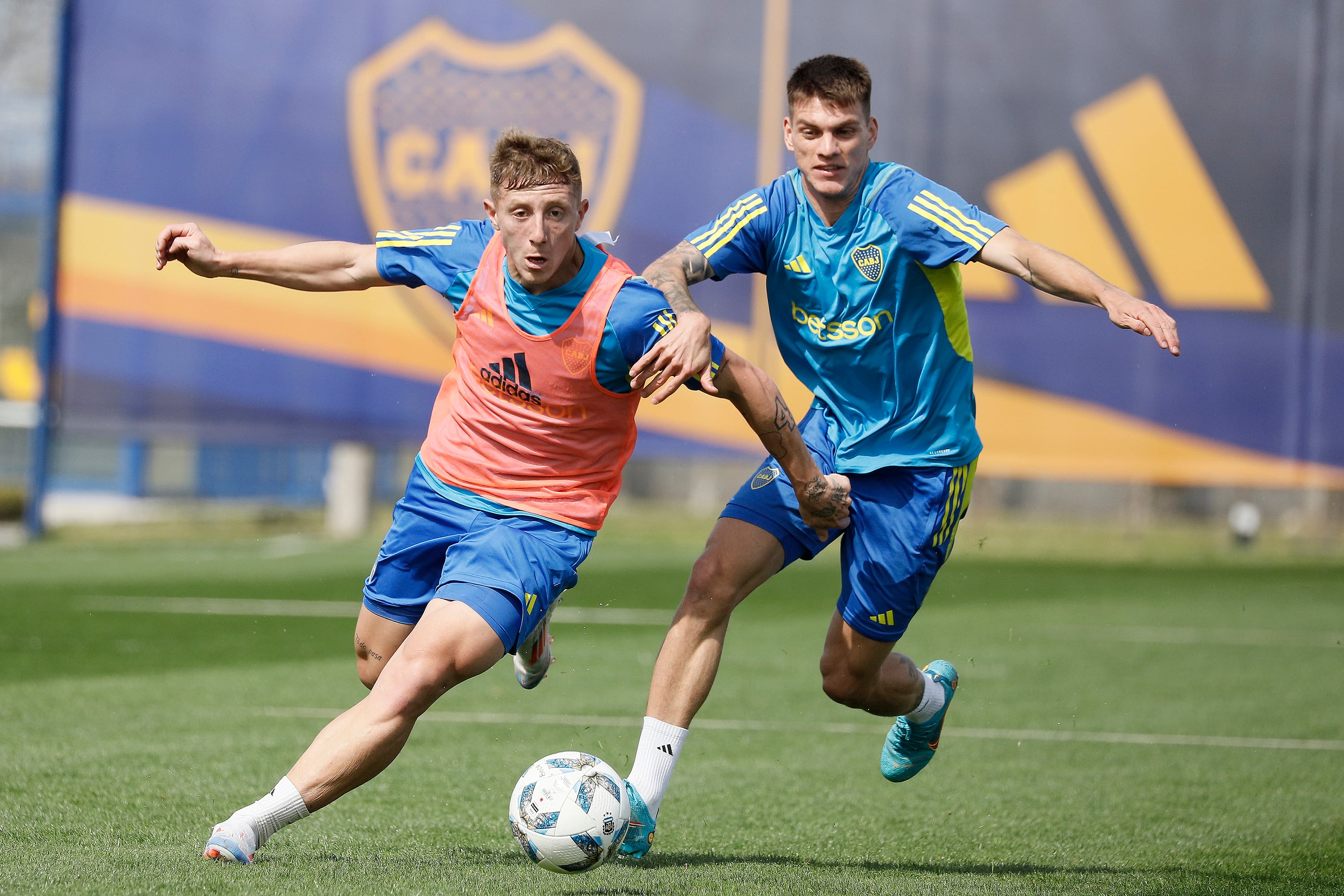 Juan Barinaga y Kevin Zenón, que practicó a la par de sus compañeros, disputan la pelota.