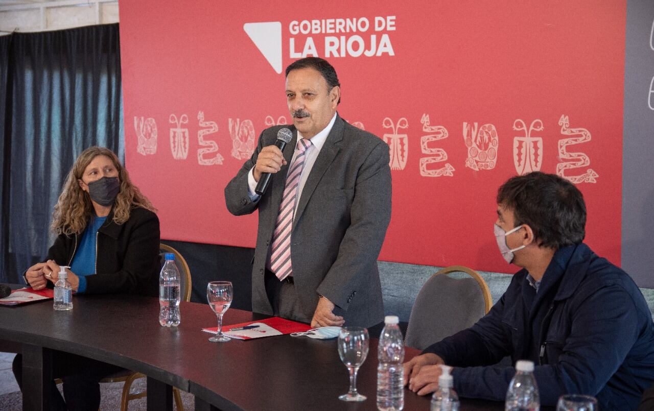 Ricardo Quintela firmó un convenio con el presidente del Instituto Nacional de Asociativismo y Economía Social (INAES), Alexandre Roig, para promover en los municipios el trabajo articulado con cooperativas.