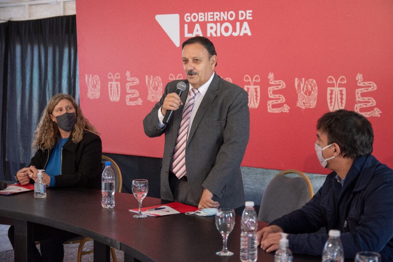 Ricardo Quintela firmó un convenio con el presidente del Instituto Nacional de Asociativismo y Economía Social (INAES), Alexandre Roig, para promover en los municipios el trabajo articulado con cooperativas.