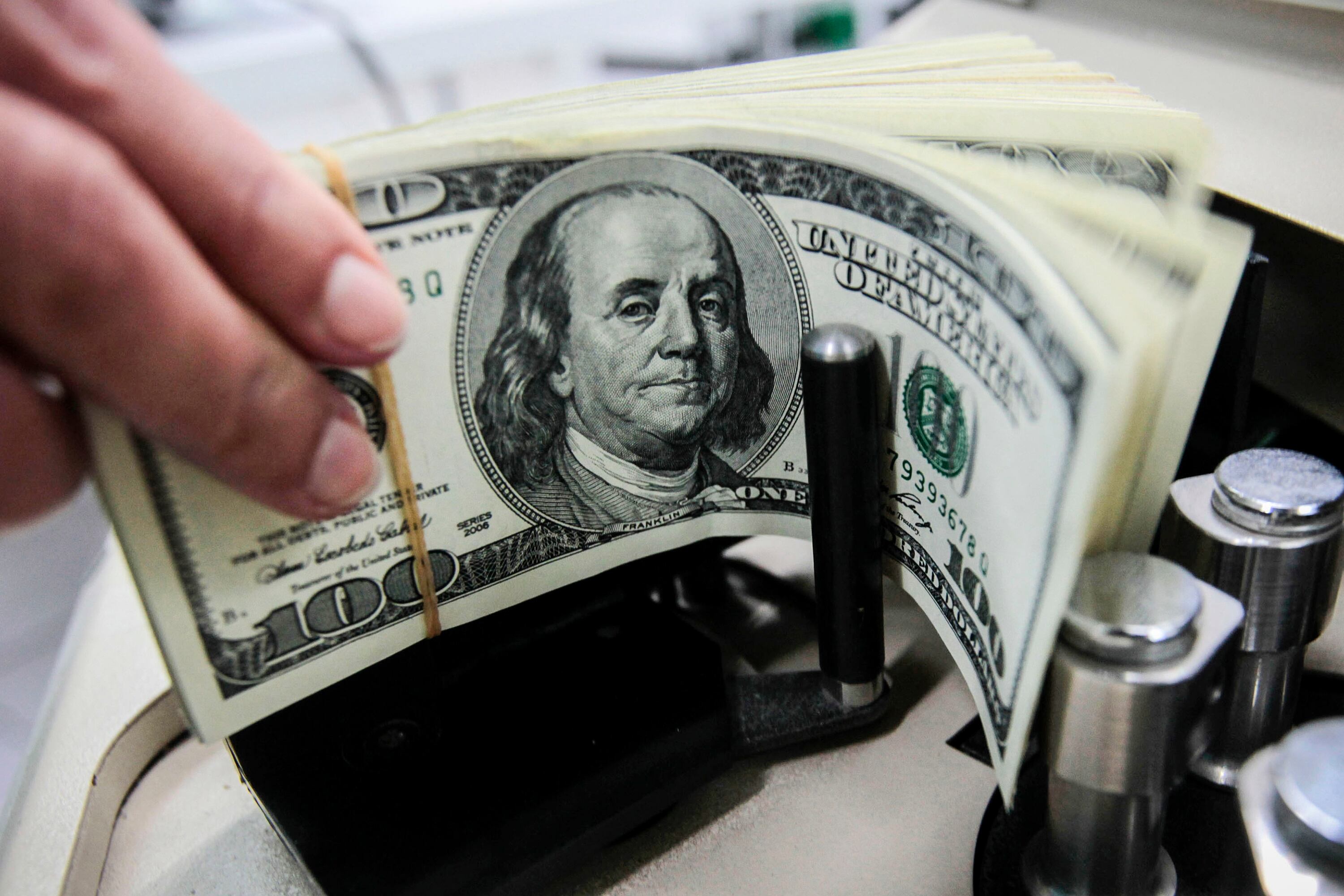 Los bancos venden el dólar a 1355 en promedio