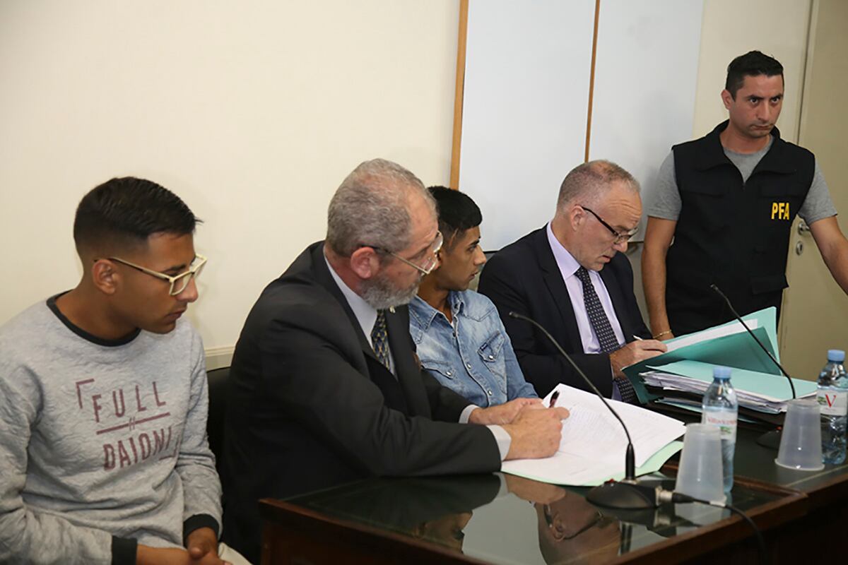 Los acusados y sus defensores.