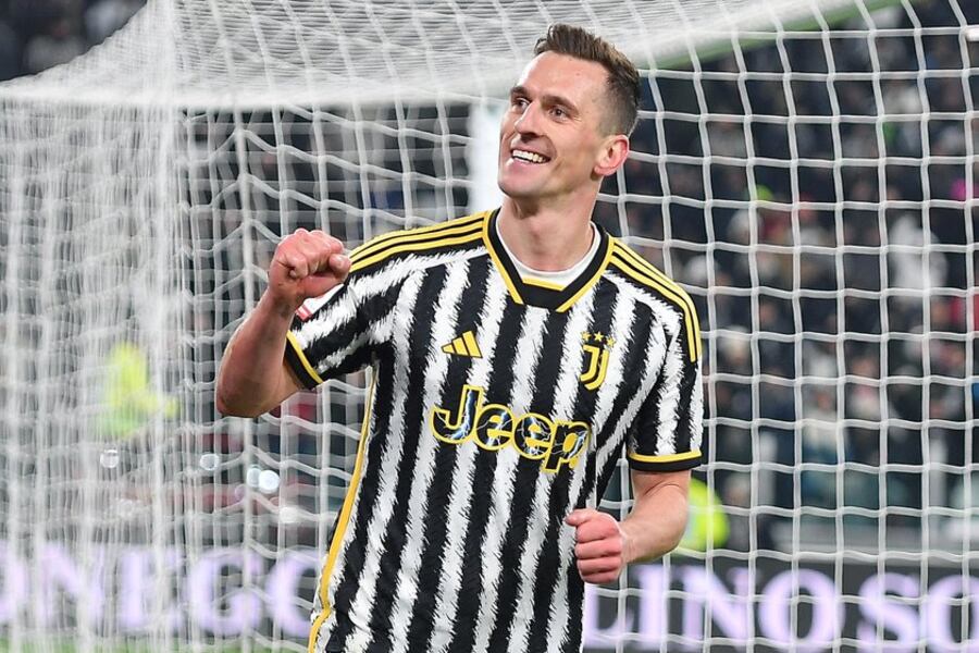 El polaco Milik marcó triplete para los turineses