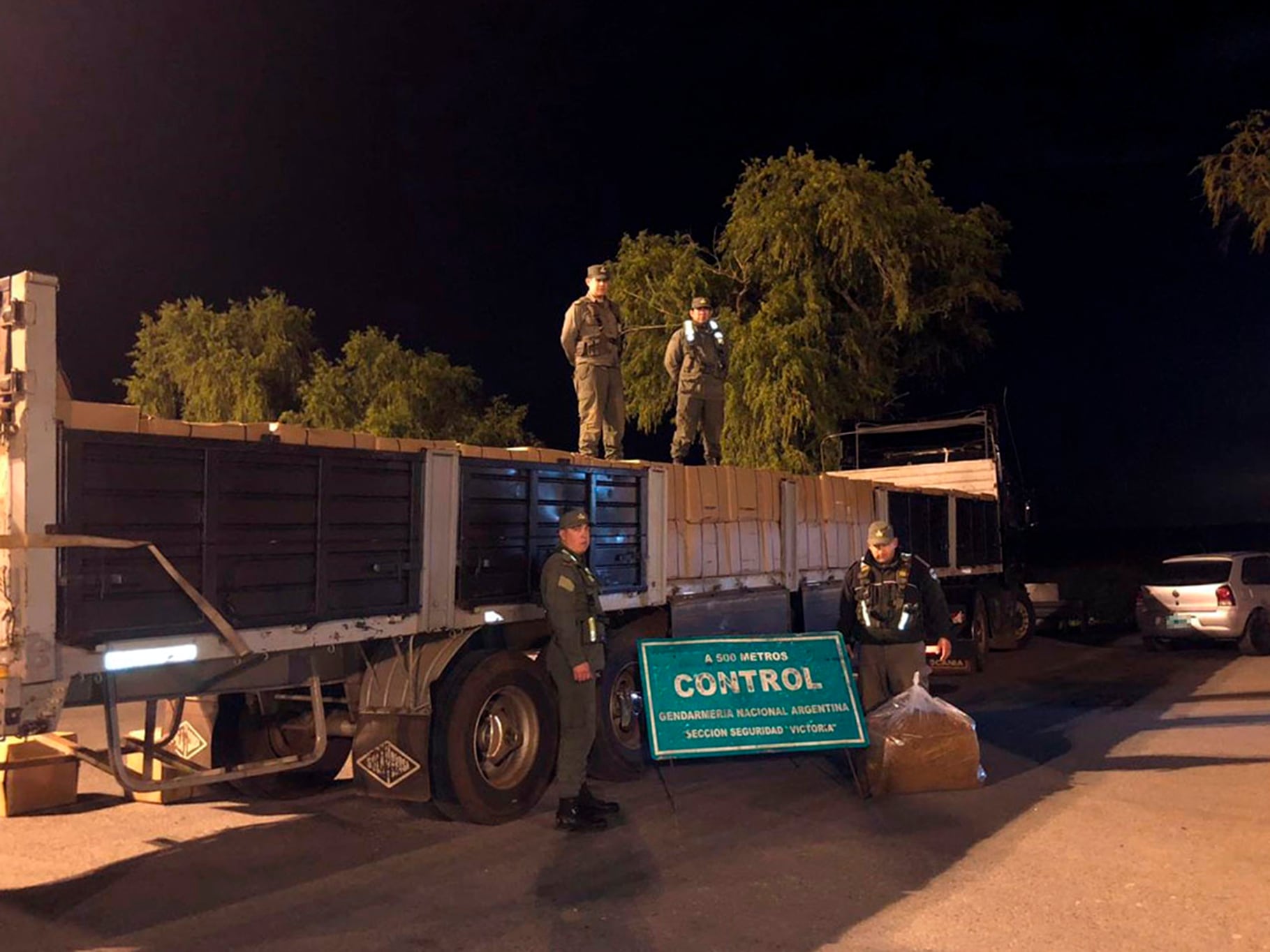 Gendarmería interceptó parte del contrabando en el peaje del puente a Victoria.