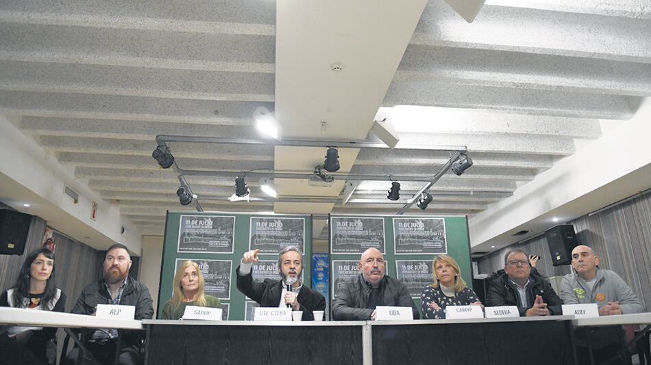 La huelga fue convocada en unidad por los ocho gremios de la Ciudad.