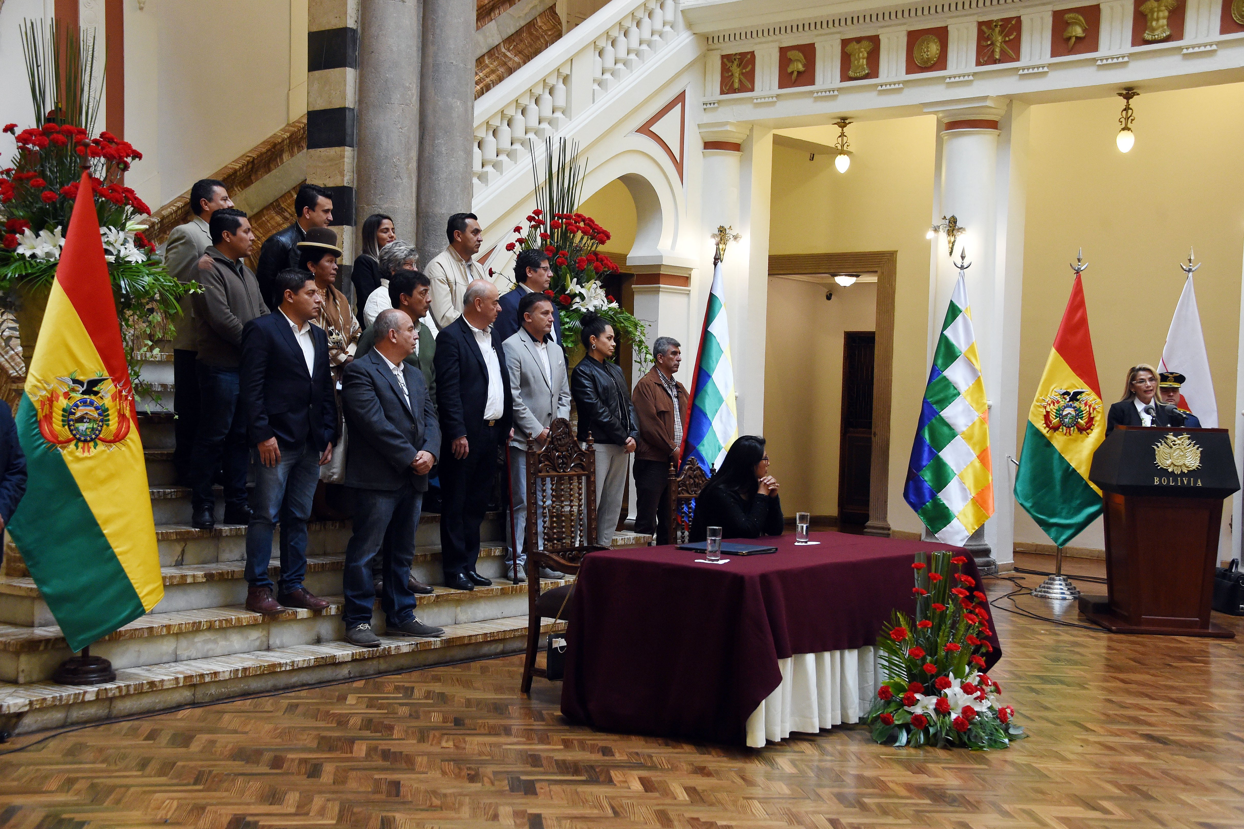 Añez anuncia la promulgación de la ley que llama a elecciones.