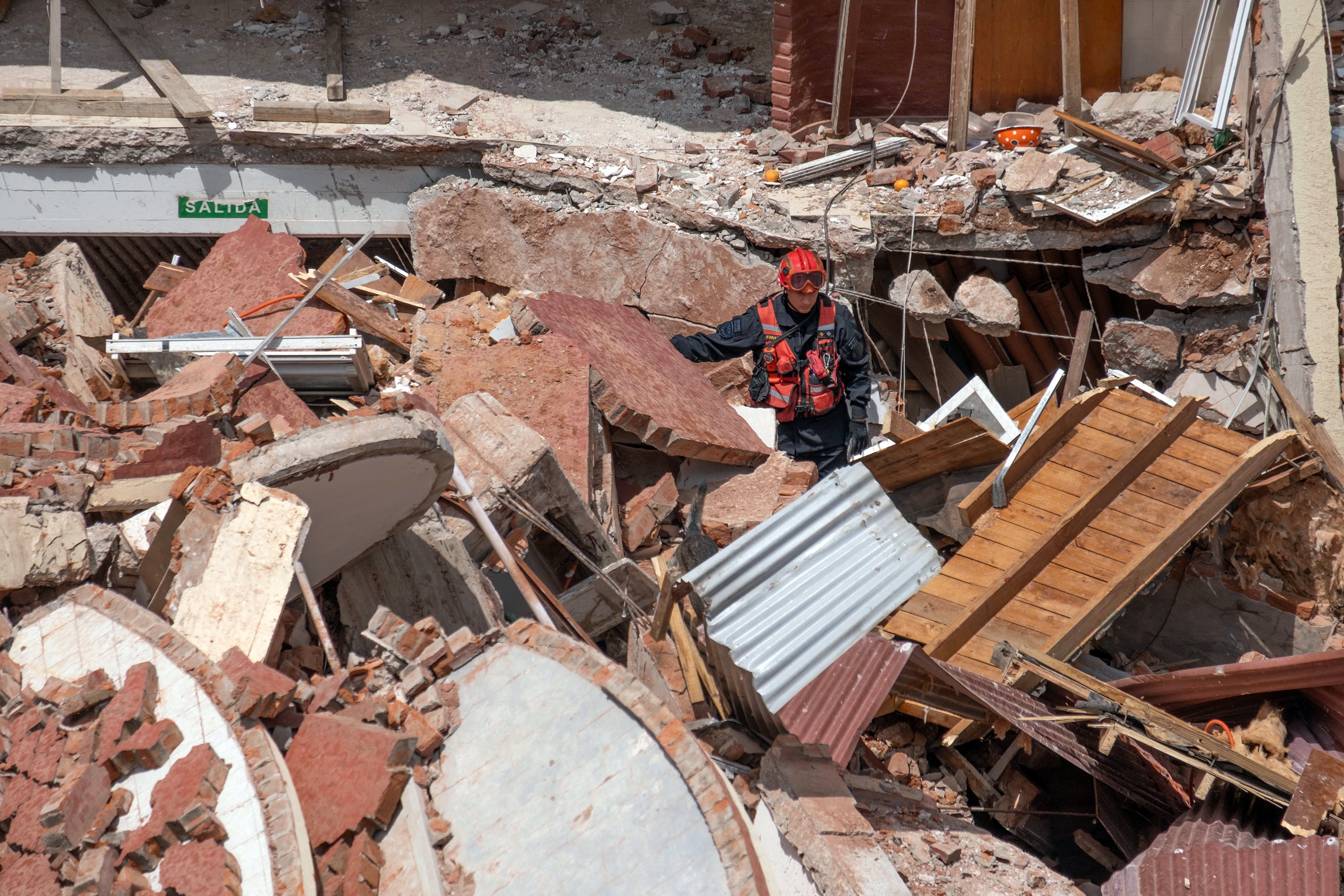 En Villa Gesell continúa la búsqueda entre los escombros del derrumbe.
