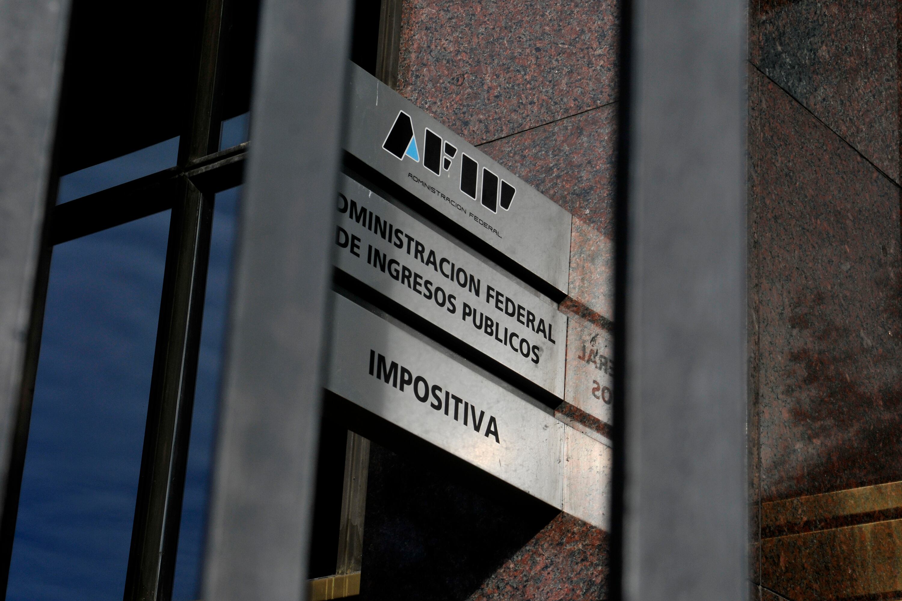 Una forma alternativa de ajustar el déficit es reducir el gasto tributario