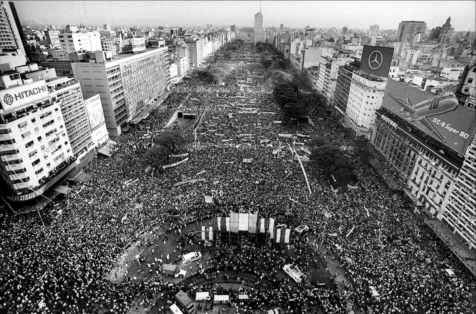 Acto de cierre de Raúl Alfonsín el 26 de octubre de 1983.