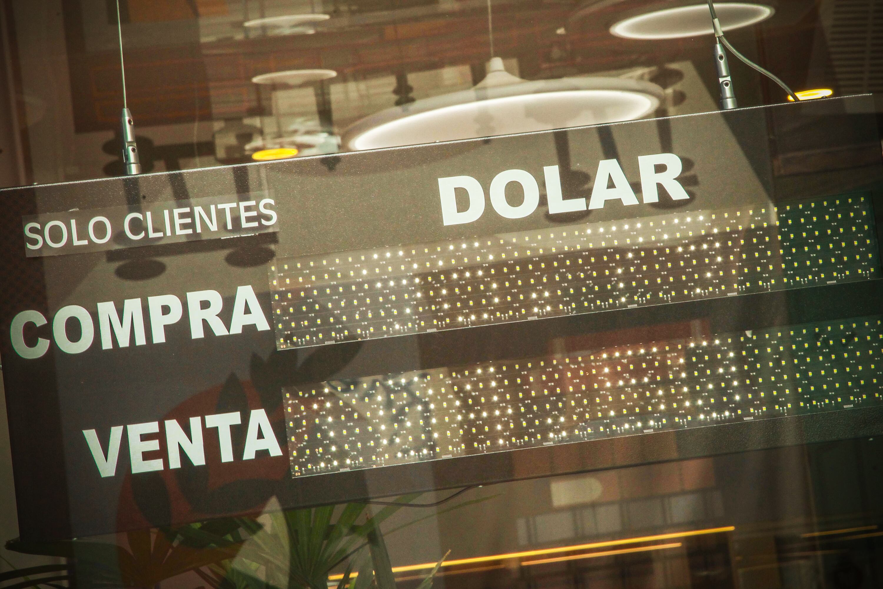 El dólar blue cerró en 202 pesos y el Banco Central vendió reservas.