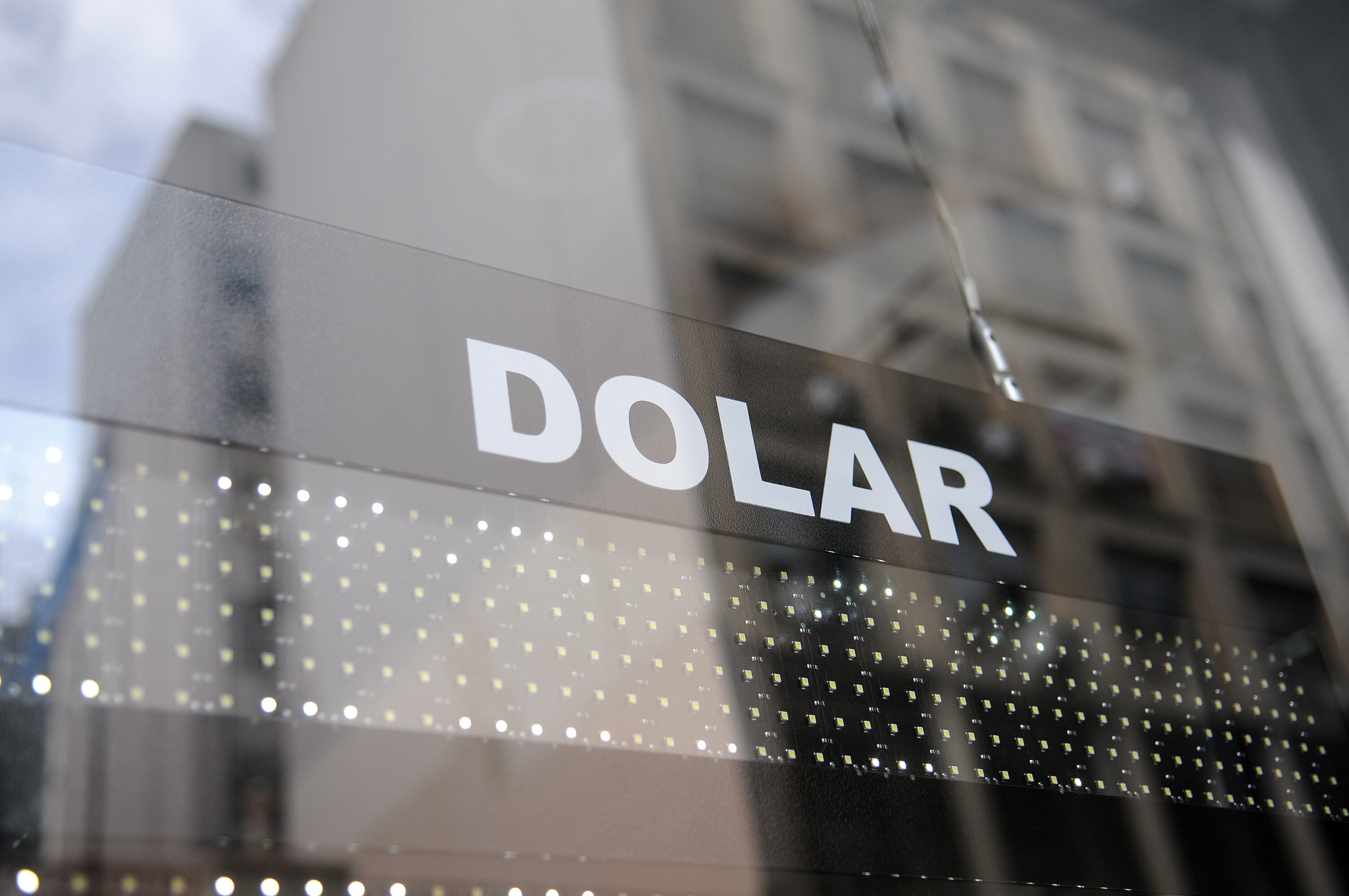 Los dólares contado con liquidación y mep volvieron a bajar 0,7 por ciento y ya coquetean con perforar el piso de 1200 pesos.