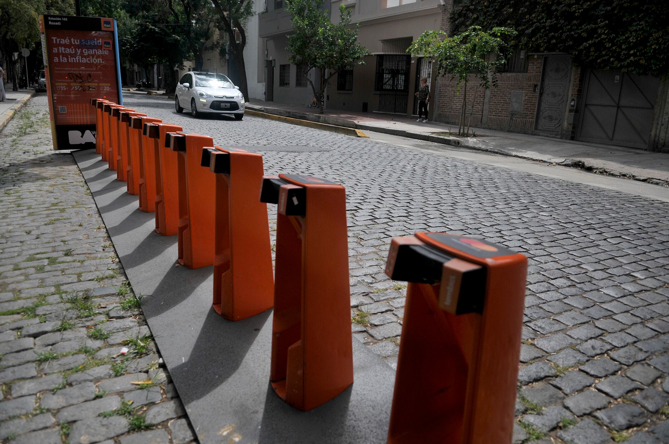 Las estaciones están vacías, a cualquier hora del día, en todos los barrios de la ciudad.