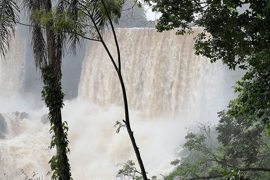 Siguen cerrados los circuitos de Cataratas a la espera de que baje el caudal del río. Imagen: @parque.nacional.iguazu