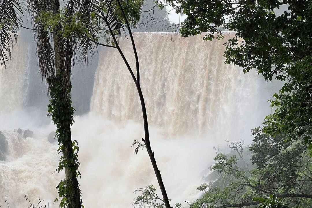Siguen cerrados los circuitos de Cataratas a la espera de que baje el caudal del río. Imagen: @parque.nacional.iguazu